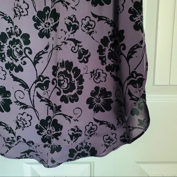 Lengthy Chiffon V-Neck Blouse - Picture 4 of 8